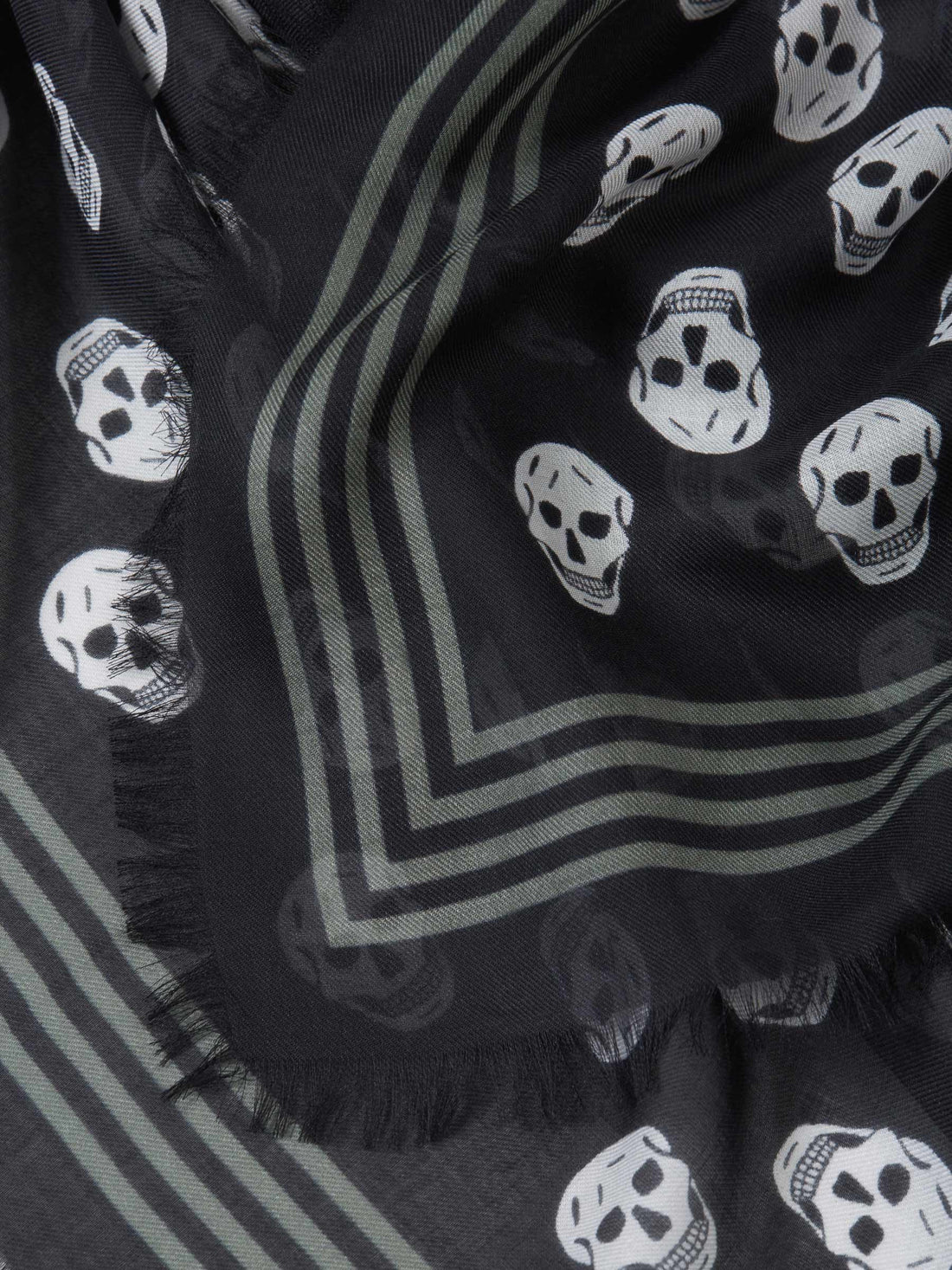 Alexander McQueen Fular Calaveras color Negro sku 630-001211 01 - Foto 2