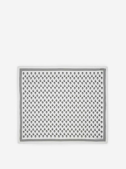 Alexander McQueen Fular Biker Skull color Blanco sku 630-001391 02 - Foto 2