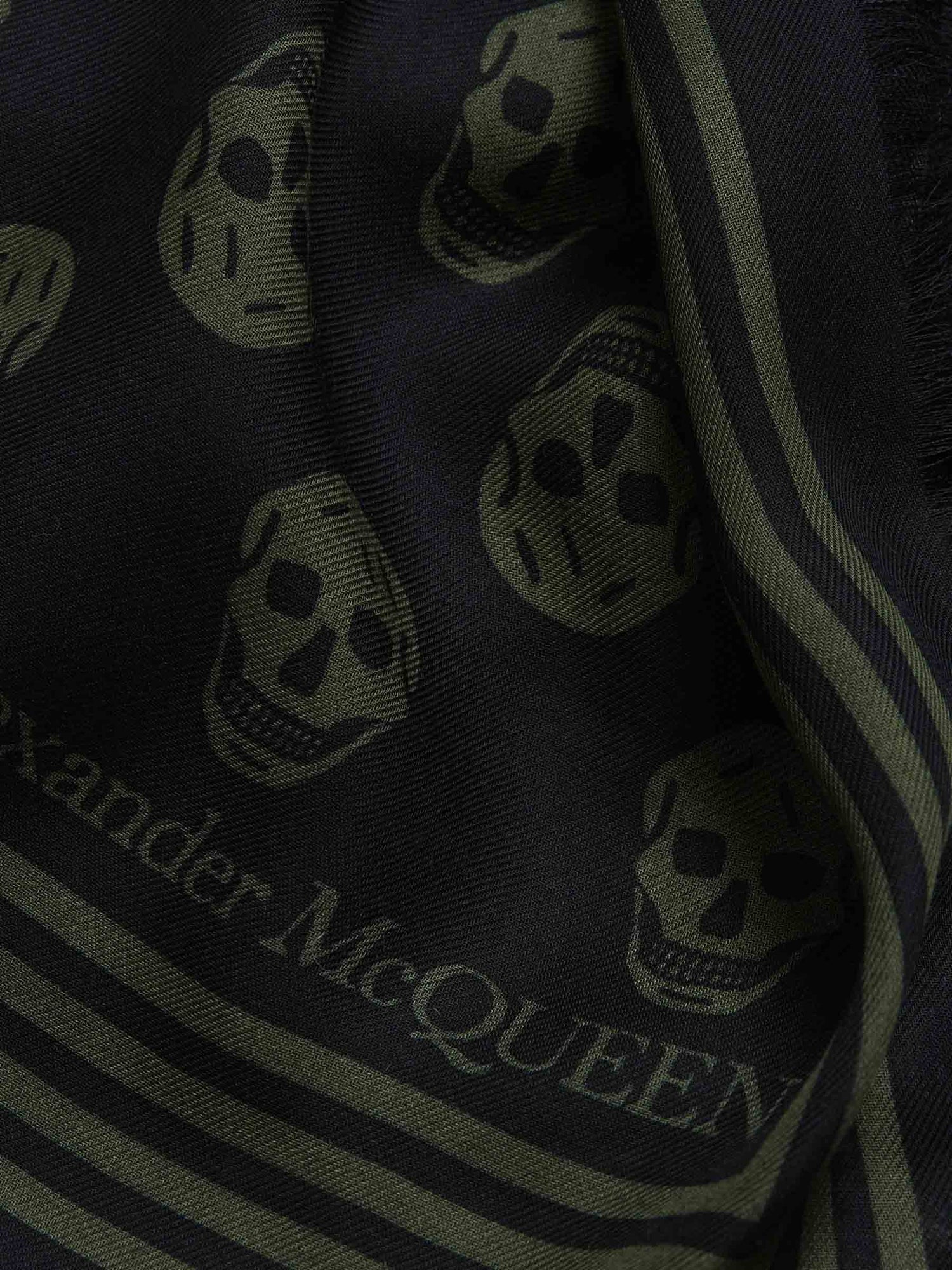 Alexander McQueen Fular Biker Skull color Verde Oscuro sku 630-001393 01 - Foto 3