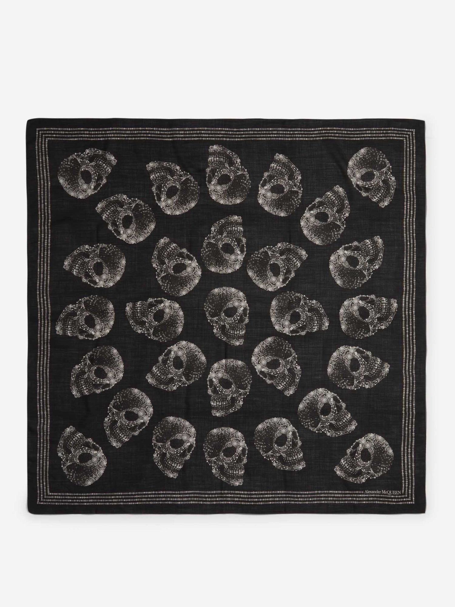 Alexander McQueen Fular Skull Lana color Negro sku 654-000272 01 - Foto 2