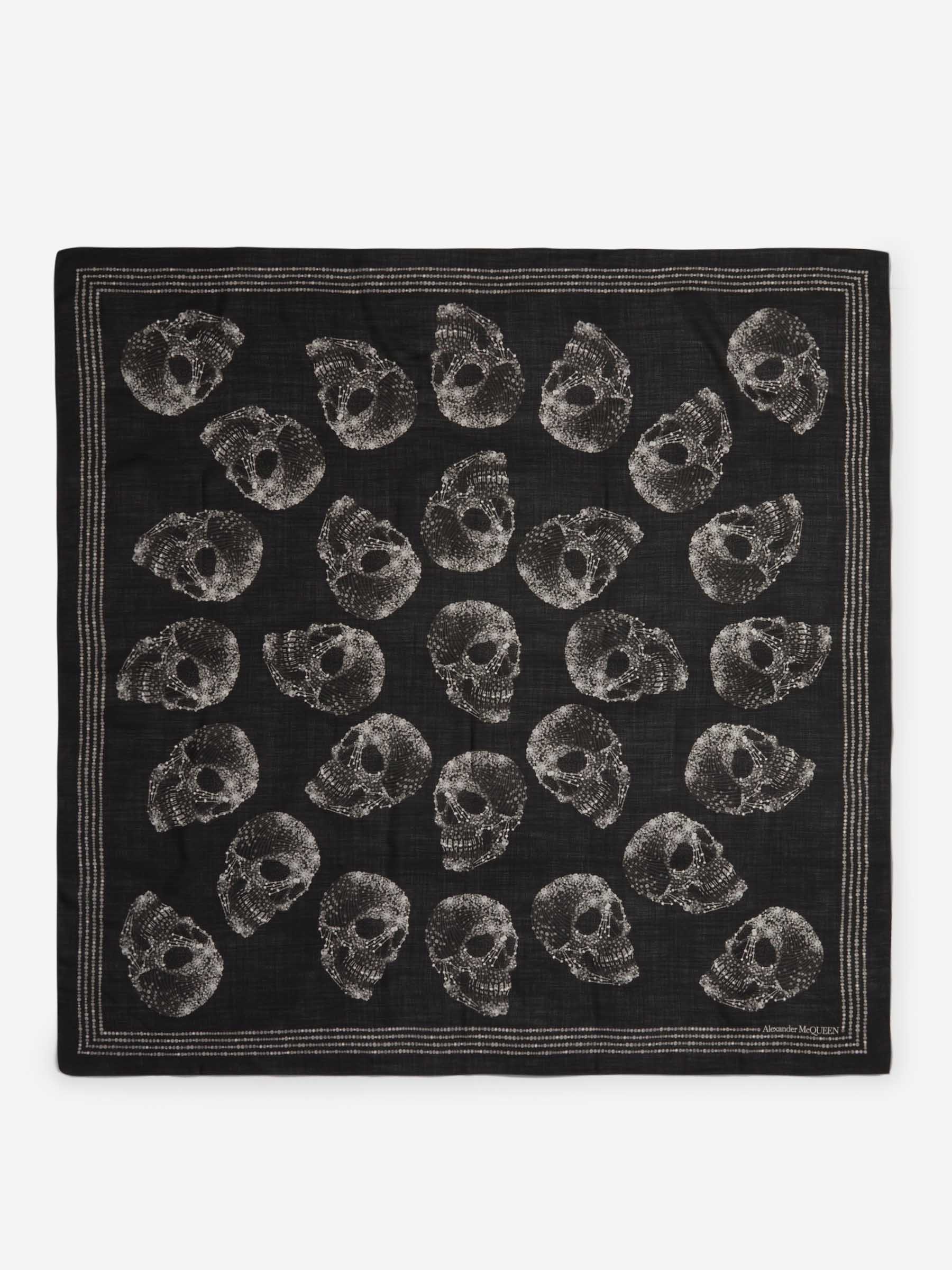 Alexander McQueen Fular Skull Lana color Negro sku 654-000272 01 - Foto 2