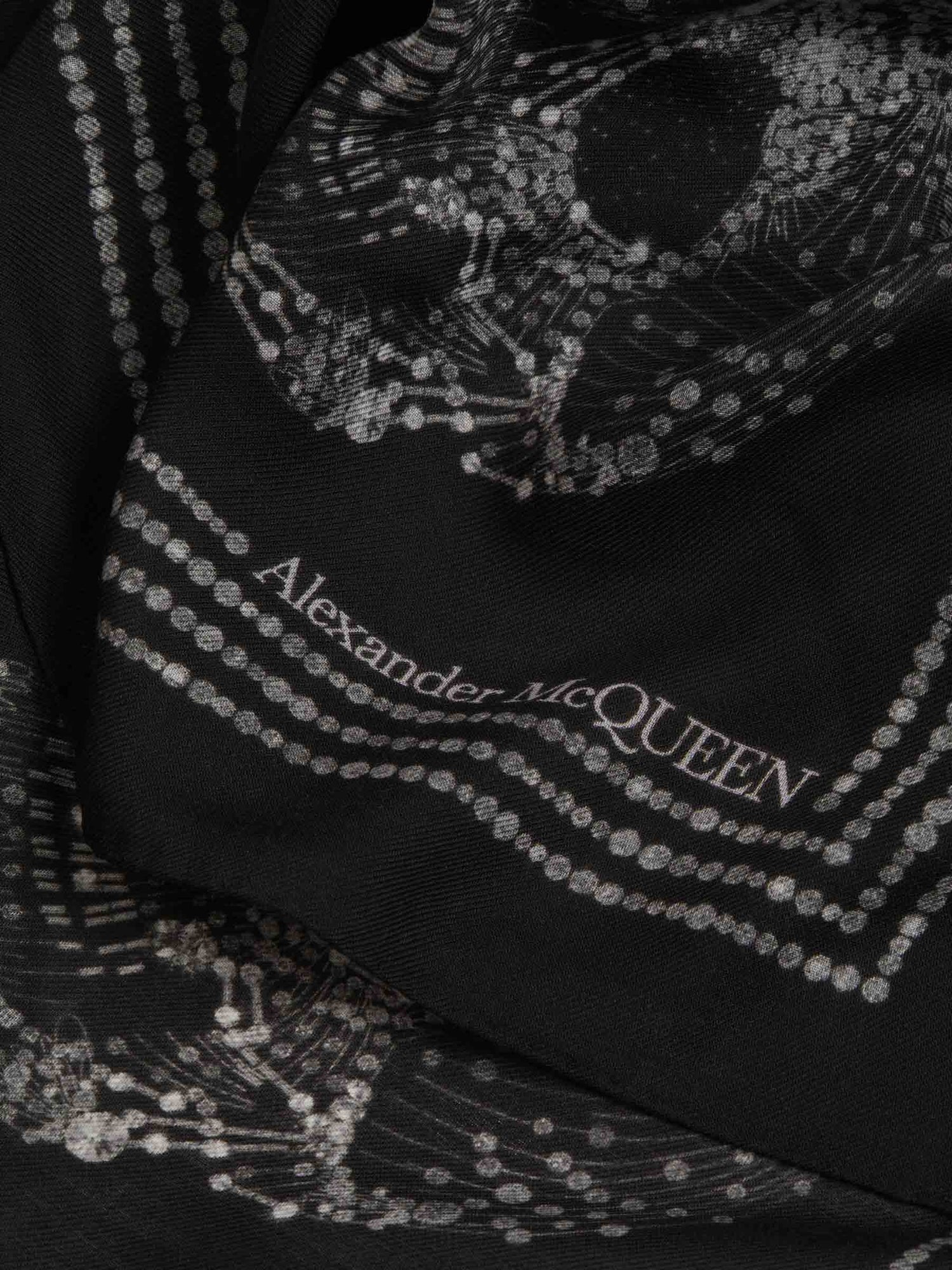 Alexander McQueen Fular Skull Lana color Negro sku 654-000272 01 - Foto 3