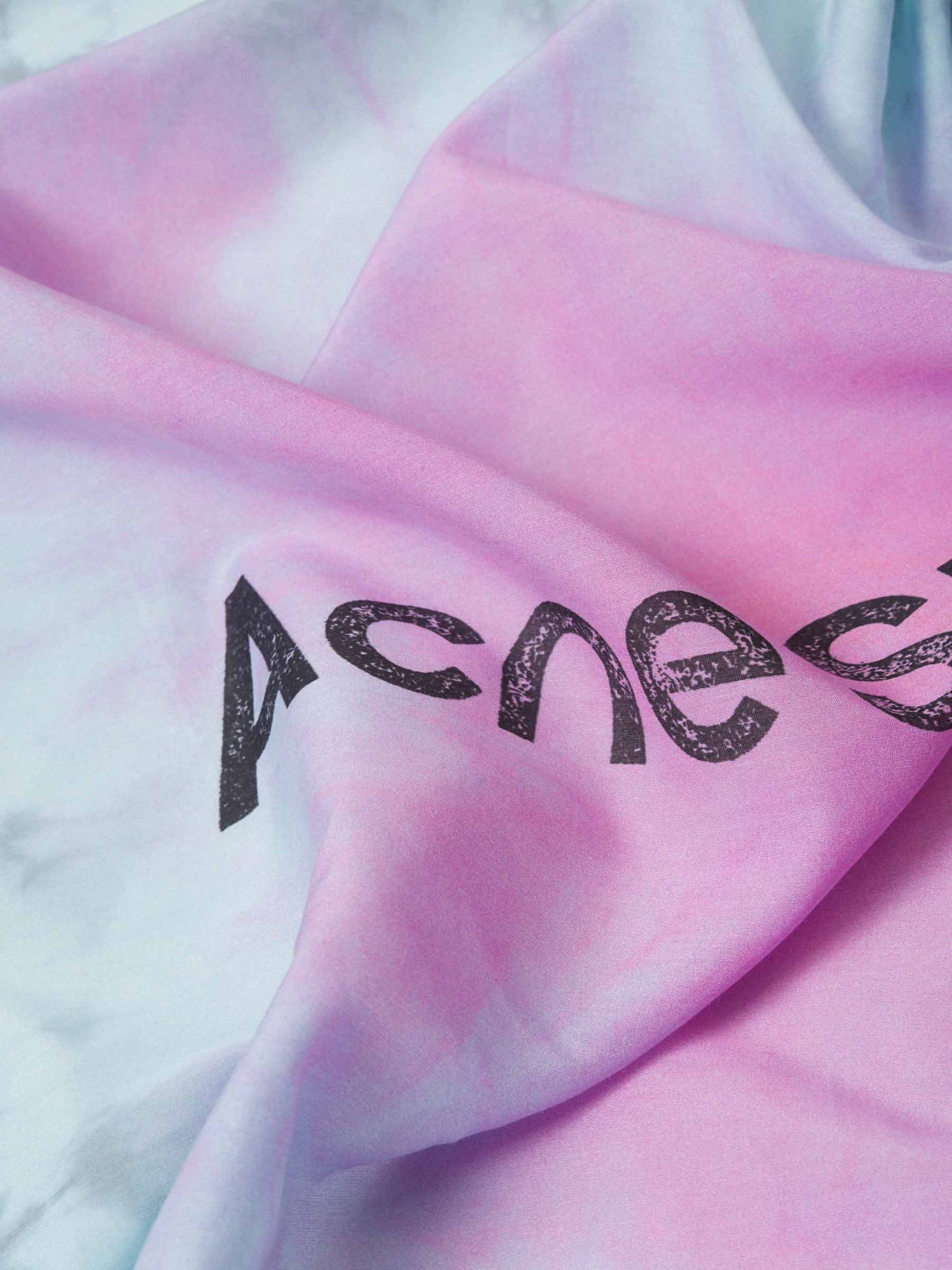 Acne Studios Pañuelo Tie-Dye Logo color Rosa sku 840-000702 01 - Foto 3